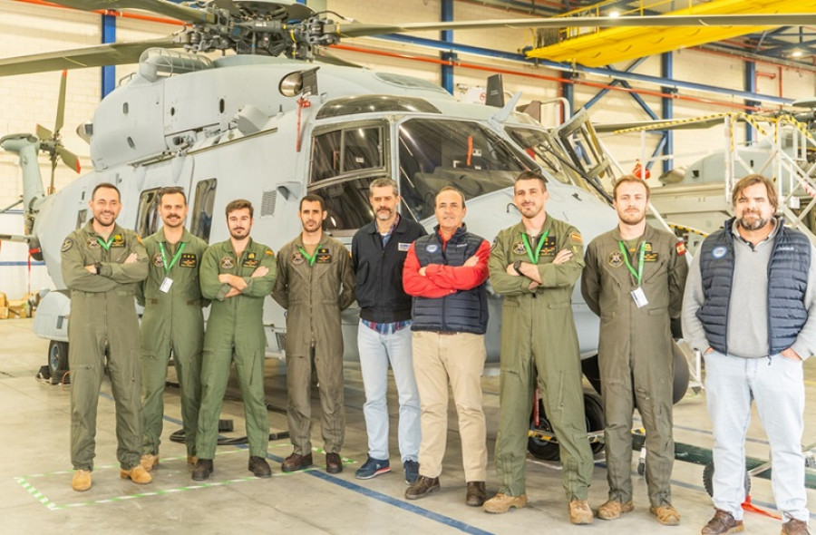 Pilotos de la Decimocuarta Escuadrilla junto a los instructores