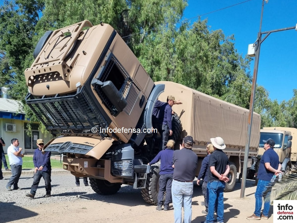 Inspección de camión Mercedes Benz Arocs 1836A 4x4 en las pruebas efectuadas en Peldehue Firma Infodefensa