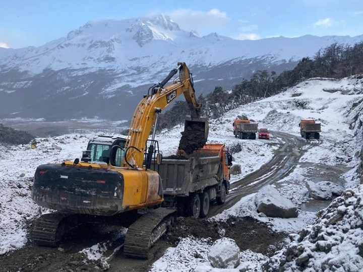 Maquinaria efecuando trabajos de remoción en obras de conectividad vial en la Isla Grande de Tierra del Fuego en la Región de Magallanes Firma CMT del Ejército de Chile