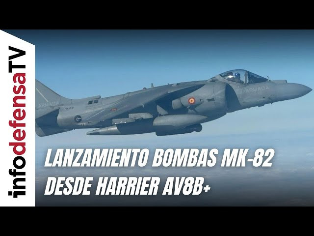 Los Harrier de la Armada lanzan bombas MK-82 durante un ejercicio de Close Air Support en Rumanía