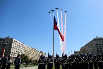 GB1 Gamebird de la Escuadrilla de Alta Acrobacia Halcones sobrevuelan de norte a sur por la Plaza de la Ciudadanía en el izamiento de la Gran Bandera Nacional Firma Ministerio de Defensa de Chile