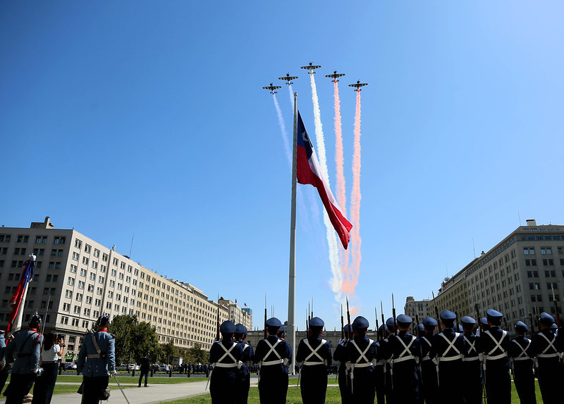 GB1 Gamebird de la Escuadrilla de Alta Acrobacia Halcones sobrevuelan de norte a sur por la Plaza de la Ciudadanía en el izamiento de la Gran Bandera Nacional Firma Ministerio de Defensa de Chile