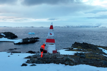 Farero revisano una ayuda a la navegación en la Antártica Firma Armada de Chile