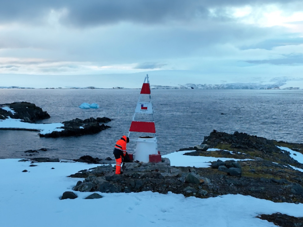 Farero revisano una ayuda a la navegación en la Antártica Firma Armada de Chile