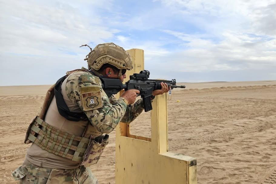 Efectivo emplea el fusil de asalto IWI Galil ACE 22 N C en el entrenamiento de tiro avanzado de combate conFirma Brigada Motorizada N°4 Rancagua del Ejército de Chile