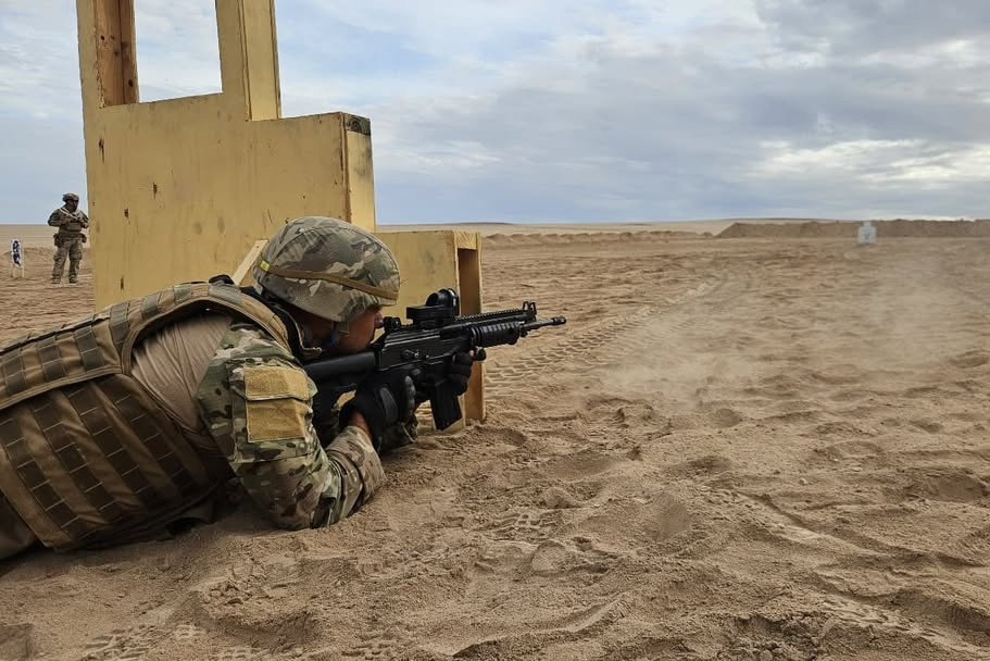 Efectivo realizando disparo de fusil IWI Galil ACE 22 N C en posiciu00f3n tendido Firma Brigada Motorizada Nu00b04 Rancagua del Eju00e9rcito de Chile