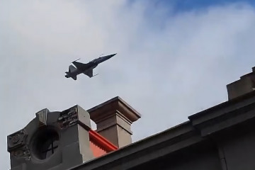 F 5 Tigre III desfilando en el inicio del Mes del Aire y del Espacio en Punta Arenas con motivo del 95° aniversario de la FACh Firma Armada de Chile