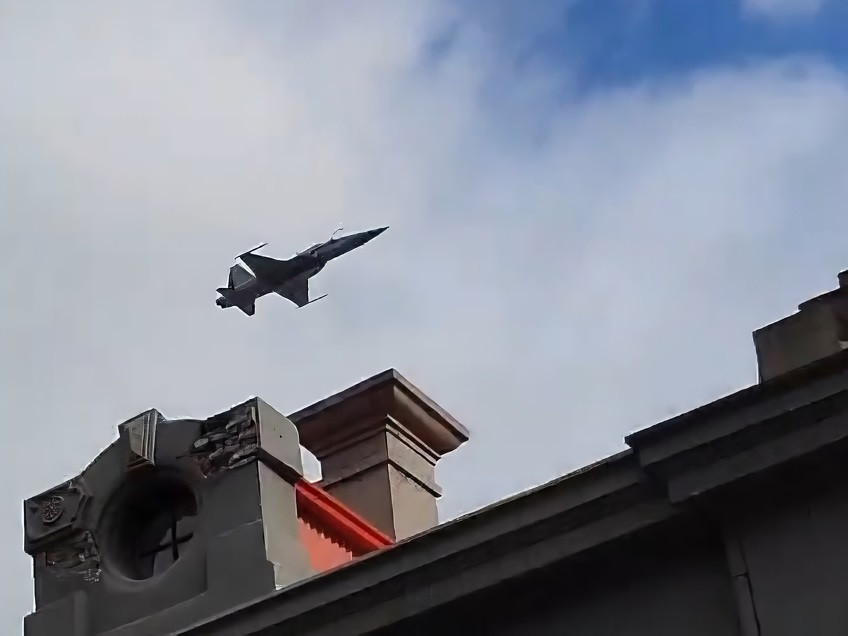 F 5 Tigre III desfilando en el inicio del Mes del Aire y del Espacio en Punta Arenas con motivo del 95° aniversario de la FACh Firma Armada de Chile