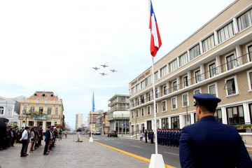 Paso de la bandada de aviones de entrenamiento avanzado y ataque ligero Embraer A 29B Super Tucano del Grupo de Aviación N° 1 en el izamiento del Pabellón Nacional en Iquique Firma FACh