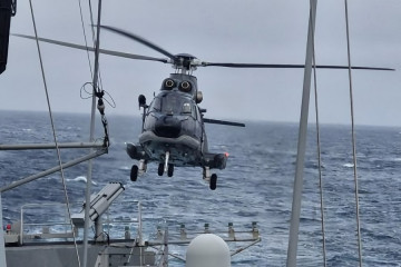 Helicóptero AS332L Super Puma operando en la cubierta de vuelo de la fragata multipropósito clase M FF 15 Almirante Blanco Encalada Firma Armada de Chile 002