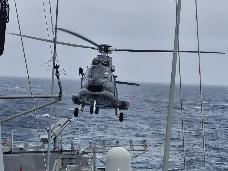 Helicóptero AS332L Super Puma operando en la cubierta de vuelo de la fragata multipropósito clase M FF 15 Almirante Blanco Encalada Firma Armada de Chile 002