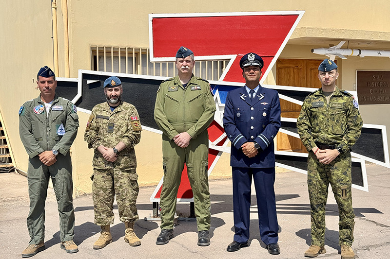 Oficiales de la Royal Canadian Air Force en las instalaciones del Grupo de Aviaciu00f3n N7 en la base au00e9rea Cerro Moreno en Antofagasta Firma FACh