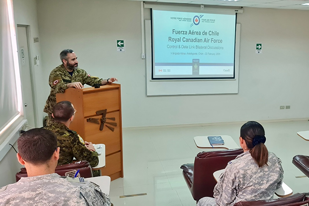 Exposiciu00f3n de oficial de la Royal Canadian Air Force en el seminario  de intercambio de experiencias de Data Link Firma FACh 002