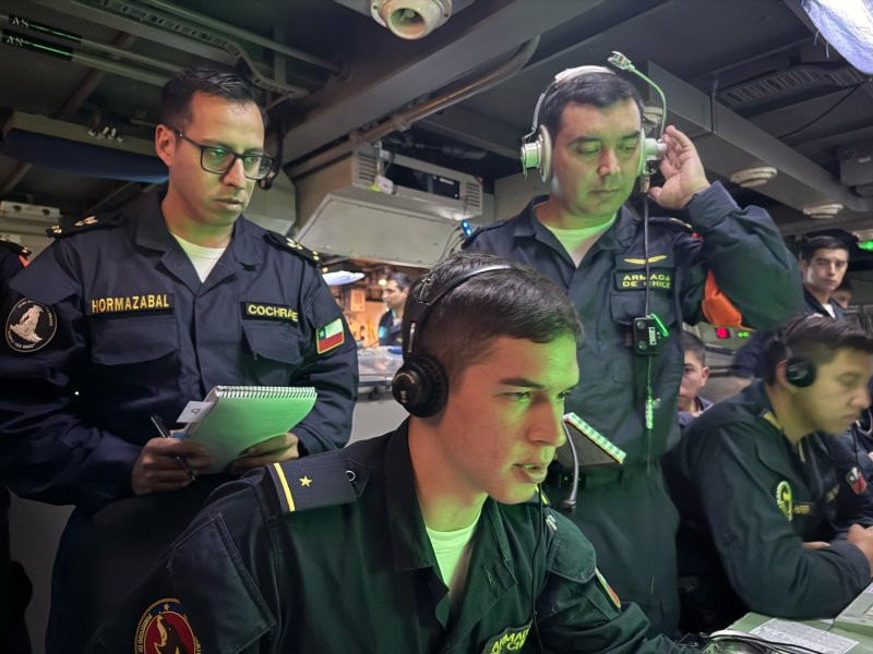 Alumnos del Curso de Control Au00e9reo en la CIC de la fragata FF 15 Almirante Blanco Encalada Firma Armada de Chile