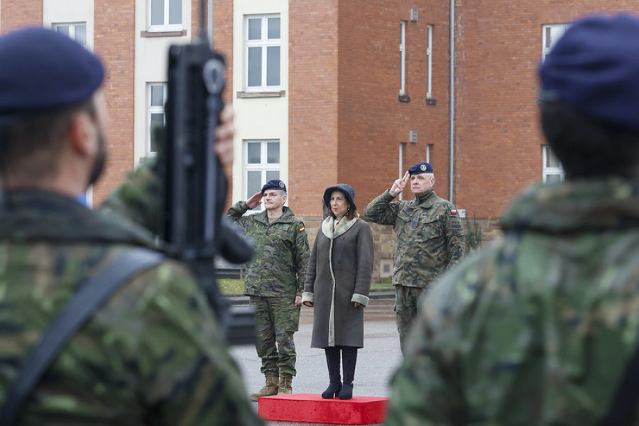 Visita de Robles a los militares españoles en el Eurocuerpo