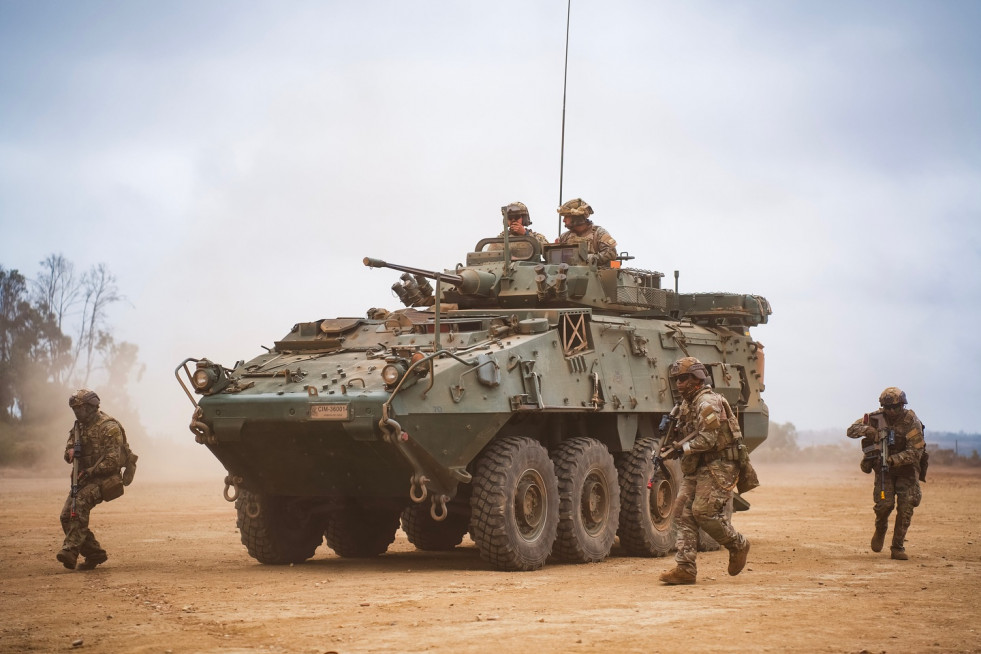 Infantes de Marina exhiben las capacidades del LAV III al Batallón de Reclutas 2025 Firma Escuela Naval Arturo Prat de la Armada de Chile