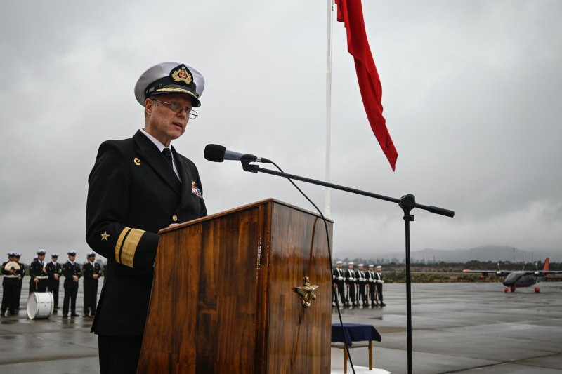 Contralmirante Ricardo Chiffelle Firma Armada de Chile