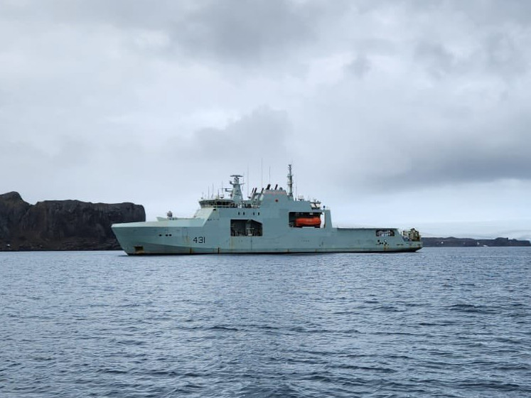 HMCS Margaret Brooke (AOPV 431) en Bahía Fildes Firma Karolina Guay