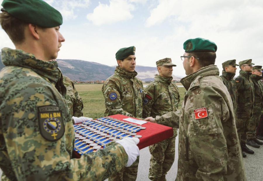 Entrega de medalla Althea Firma Armada de Chile