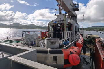 La LSR Tokerau arriba a la isla de Rapa Nui a bordo del transporte AP 41 Aquiles Firma Delegación Presidencial Provincial de Raoa Nui