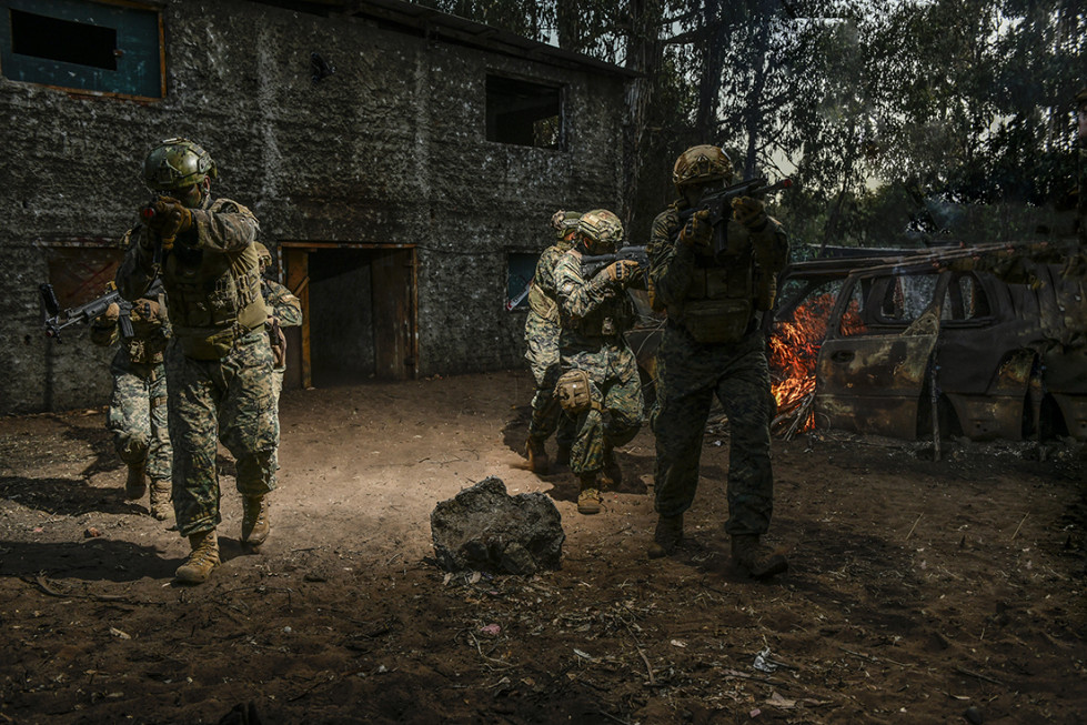 Alumnos de la Escuela de Suboficiales pracrican técnicas de combate urbano en Pichicuy Firma Ejército de Chile