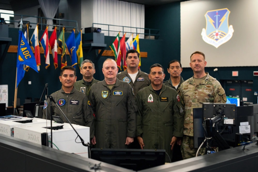 El subcomandanrte de Afsouth brigadier general John Creel junto a los oficiales de enlace en el 612th Air Operations Center  Firma Tech Sgt Rachel Maxwell US Air Force