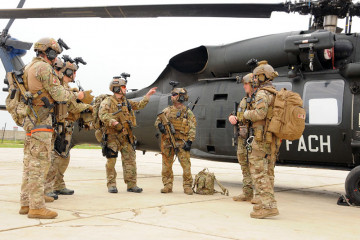 Fuerzas Especiales junto a un helicóptero Sikorsky MH 60M Black Hawk del Grupo de Aviación N°9 en la base aérea Quintero durante el ejercicio Estrella Austral 2022 Firma FACh