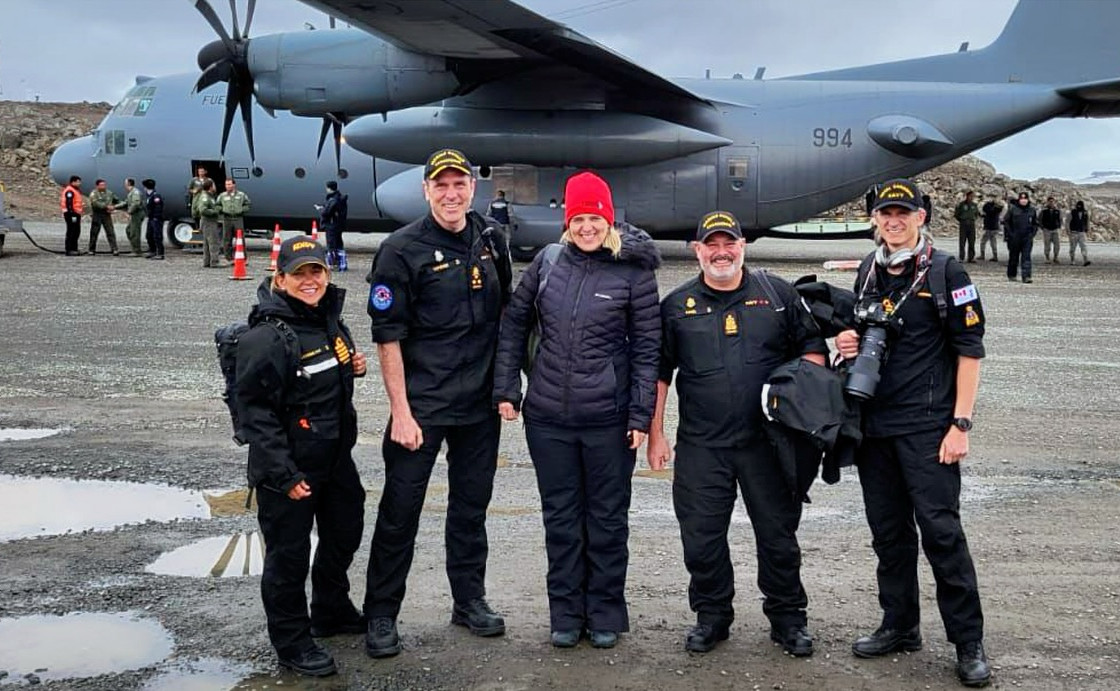 La delegaciu00f3n de la Royal Canadian Navy en la base antu00e1rtica Presidente Eduardo Frei Montalva junto al Hercules 994 modernizado con el sistema de hu00e9lices NP2000 Firma Embajada de Canadu00e1 en Chile