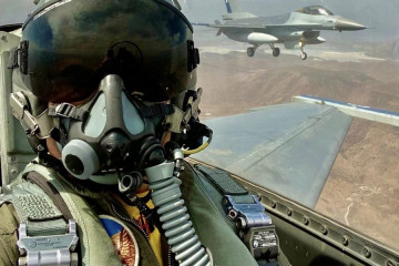 Pilotos de caza en aviones de combate F 16 Fighting Falcon Firma FACh 002