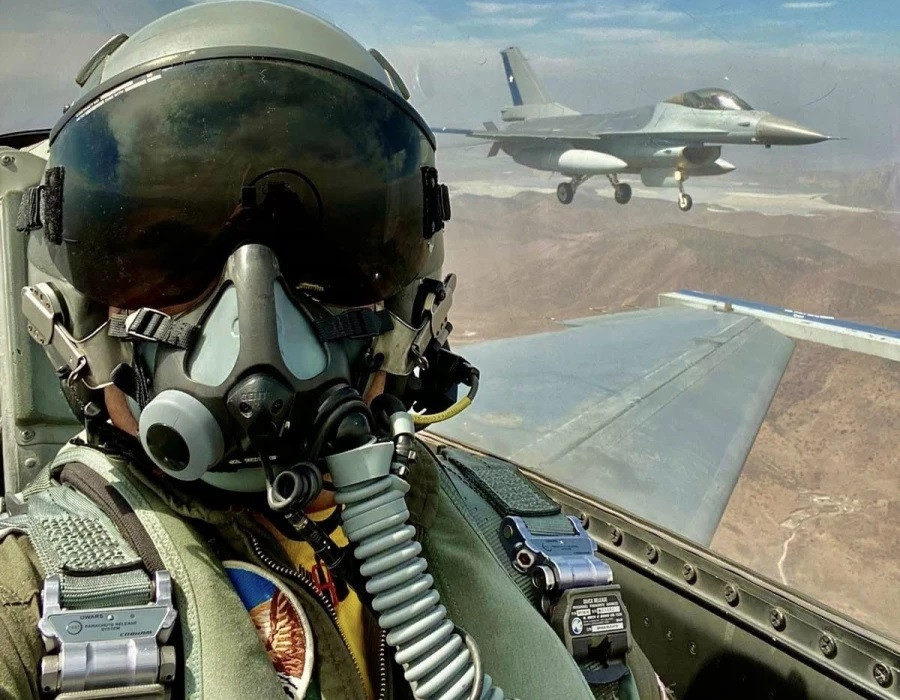 Pilotos de caza en aviones de combate F 16 Fighting Falcon Firma FACh 002