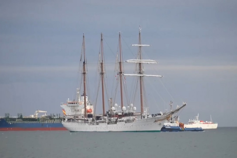 Buque escuela Juan Sebastián de Elcano en la bahía de Punta Arenas