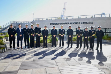 El almirante Stephen Koehler en su visita al Comando de Operaciones Navales en Valparaíso Firma Armada de Chile