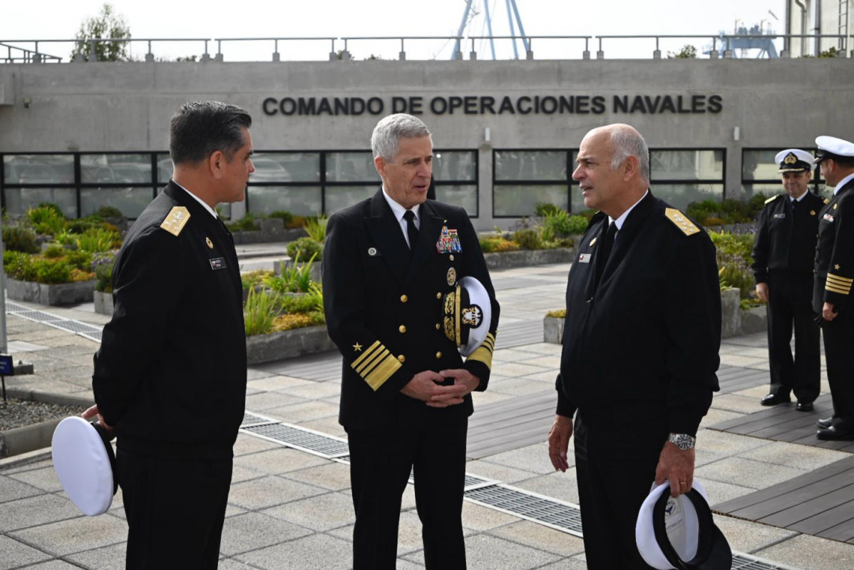 Vicealmirante Mauricio Arenas almirante Stephen Koehler y almirante Juan Andru00e9s De la Maza en el Comando de Operaciones Navales Firma Armada de Chile