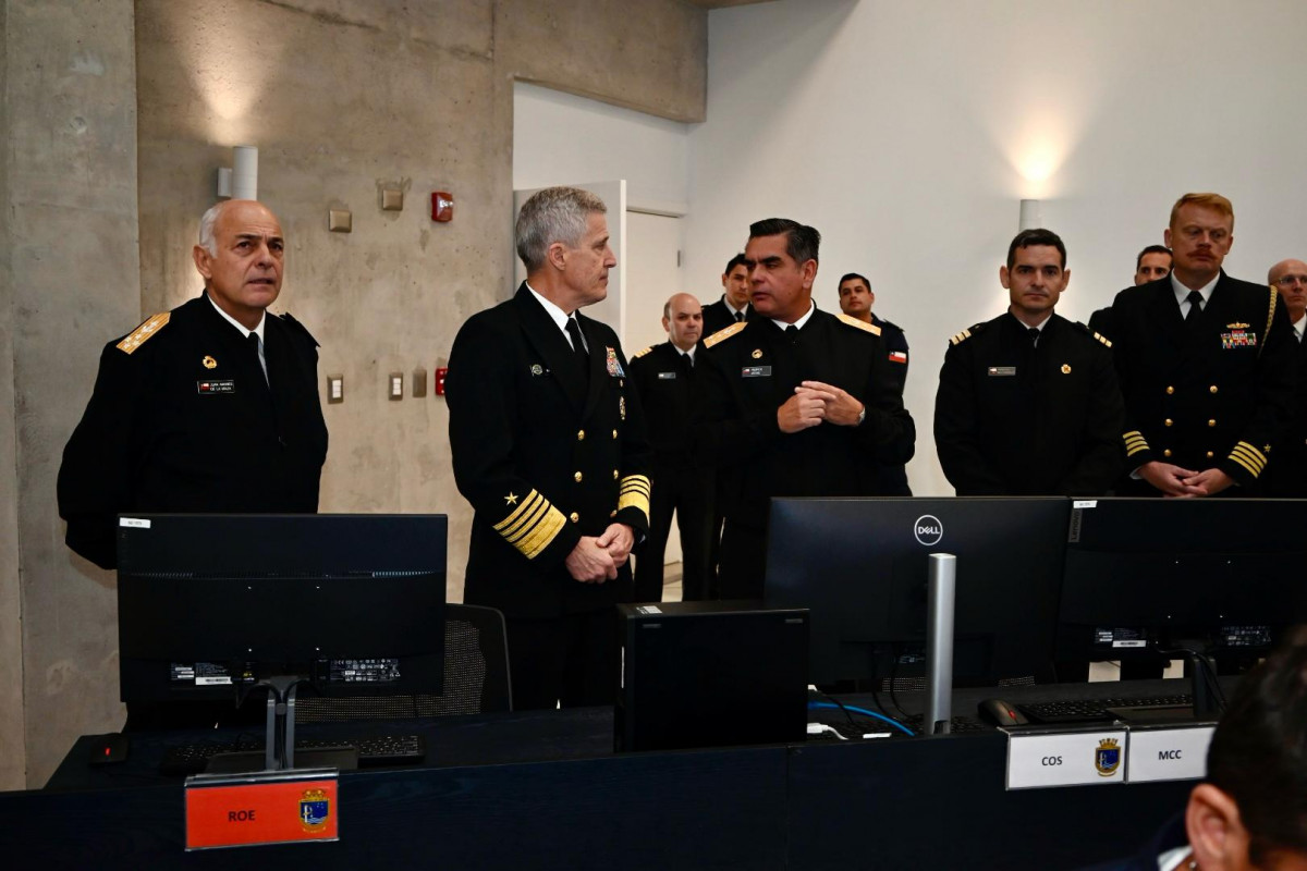 El almirante Koehler en el Maritime Operation Center del Comando de Operaciones Navales Firma Armada de Chile