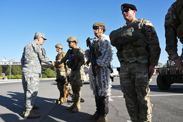 El general del aire Hugo Rodríguez saluda a los integrantes del Ejército de Chile Firma FACh