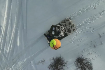 Pelota de tenis lanzada contra un carro de combate desde un dron. Foto. Fuerzas Armadas de Noruega