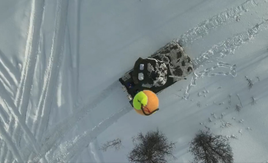 Pelota de tenis lanzada contra un carro de combate desde un dron. Foto. Fuerzas Armadas de Noruega